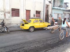 Petite jaune cubaine / Cute yellow cuban car / Coche amarillo.