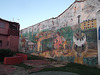 Cuban urban life on wall / Vie urbaine à la cubana sur mur.