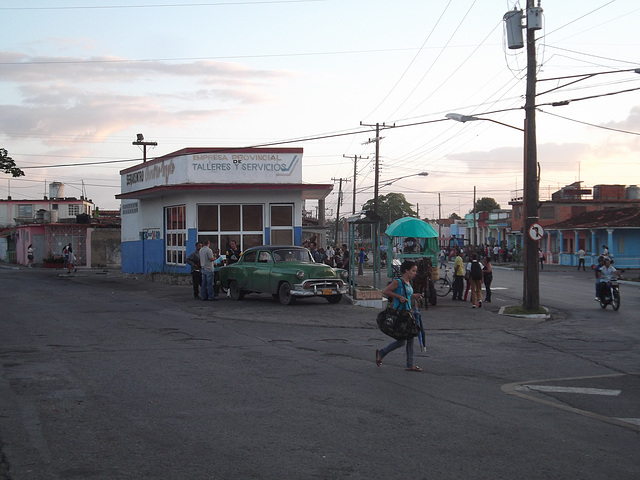 Chevrolet 1953  / Servicentro y chica cubana caminando - 23 avril 2012.