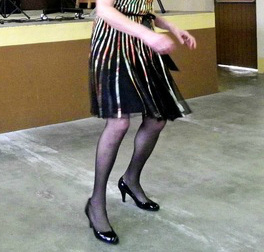 Femme du bel âge dansant en talons hauts /Lady of mature ages dancing in high heels.