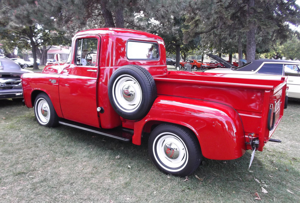 Old Dodge red truck /  Ancien camion Dodge rouge pétant.