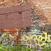 Mur de vieilles briques graffitiées / Graffitied old bricks wall