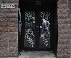 2204 graffitied door / Porte graffitienne numéro 2204 - 4 juillet 2009 / Recadrage.