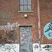 Graffitied building / Édifice graffitié -