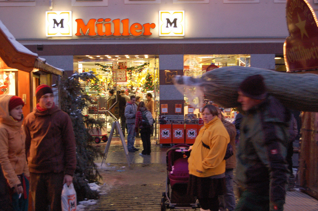 Müller (supermarketo) + viro kun kristnaska arbo