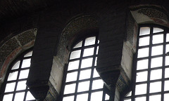 Décoration aux fenêtres de la nef.