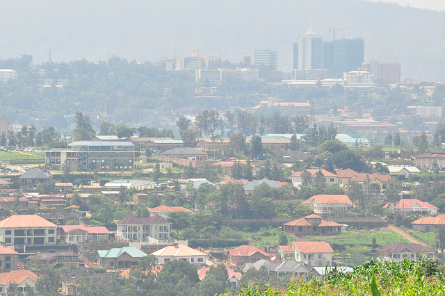 Loĝkvartalo de Kigali; fone la moderna centro