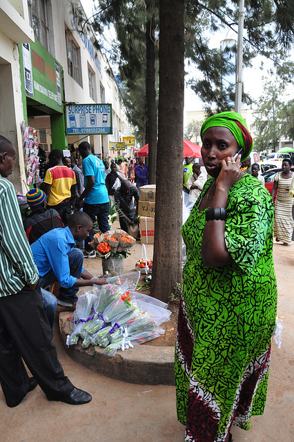 La plejmulto de la Ruandanoj havas poŝtelefonon, kaj ĉie tra la urbo budetoj de la telefonaj firmaoj vendas telefonkartojn