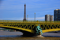 Sous le Pont Mirabeau coule la Seine et nos amours ........