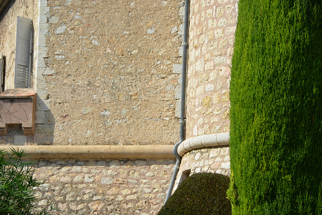 Mouans-Sartoux, mur du château et cyprès