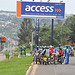 Bulvardo de la OAU. En Kigali amasas la motorciklistoj, multaj el kiuj funkcias kiel taksioj
