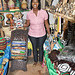 Vendistino de la Metia Merkato, en Kigali, tenante la "imigongo"-aĵon, kiun mi ĵus aĉetis