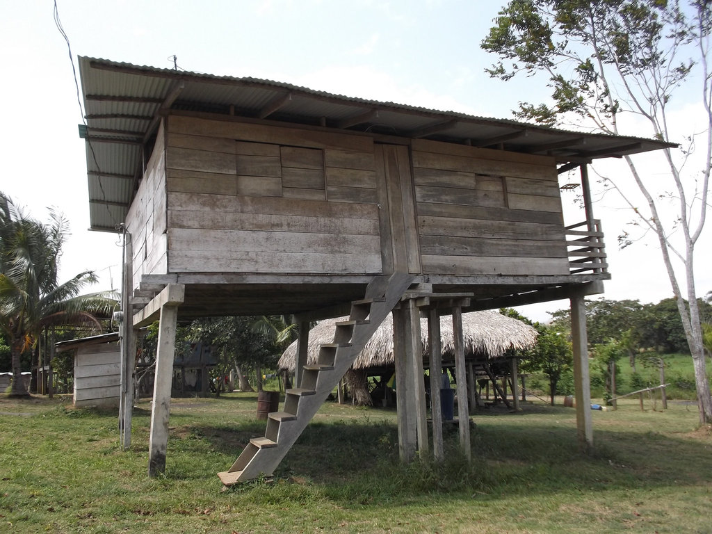 Maison sur pilotis Emberá -Wounaan's house on stilts.