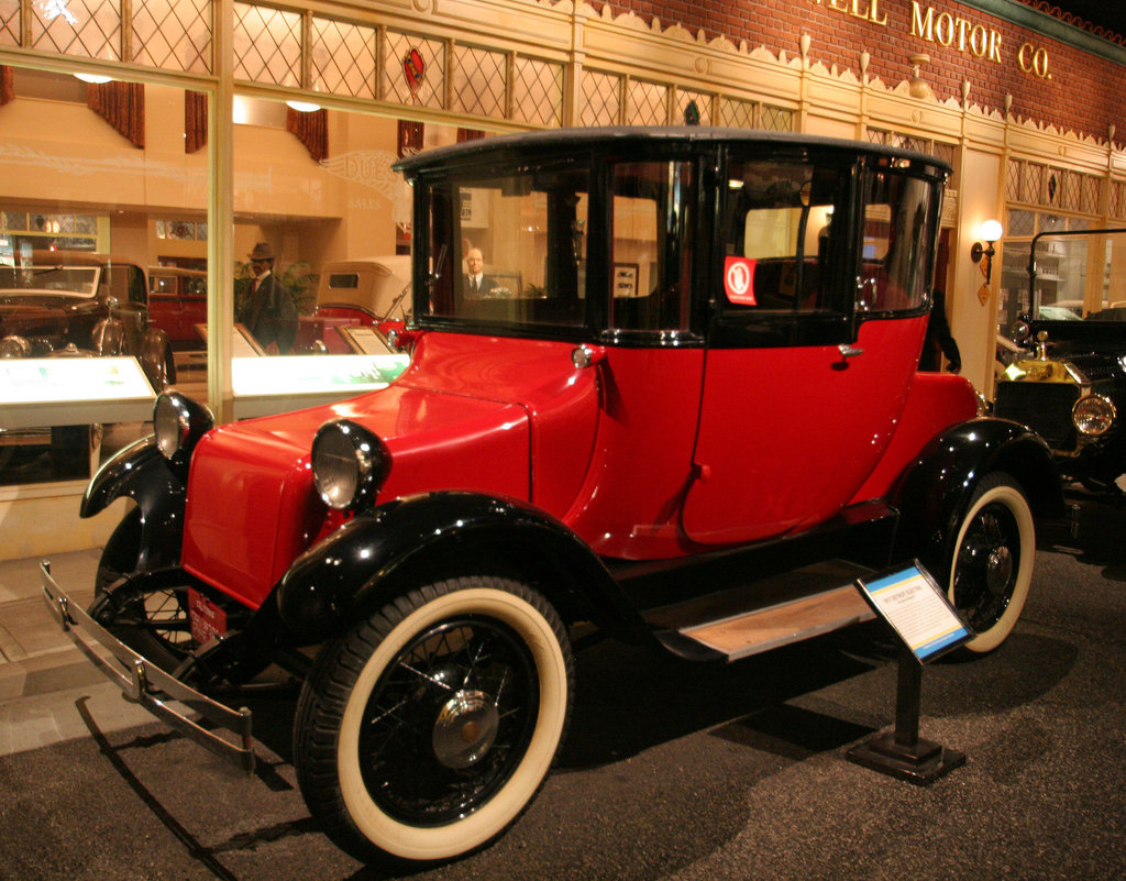 1917 Detroit Electric Brougham Model 61 - Petersen Automotive Museum (7988)