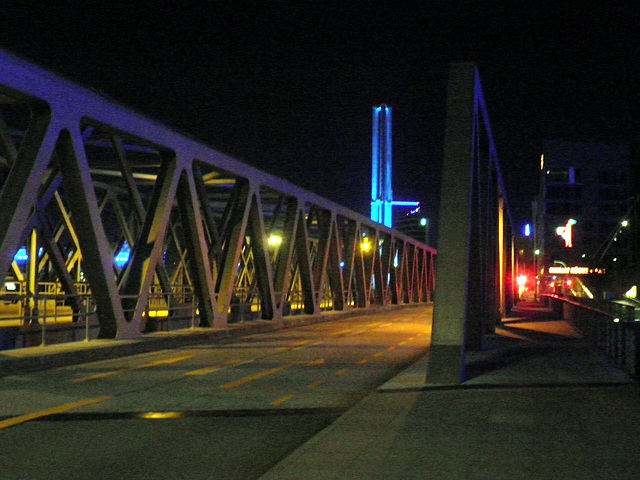 Brücke in der HafenCity bei Nacht