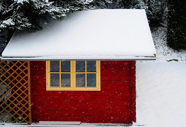 Gartenhaus im Schnee
