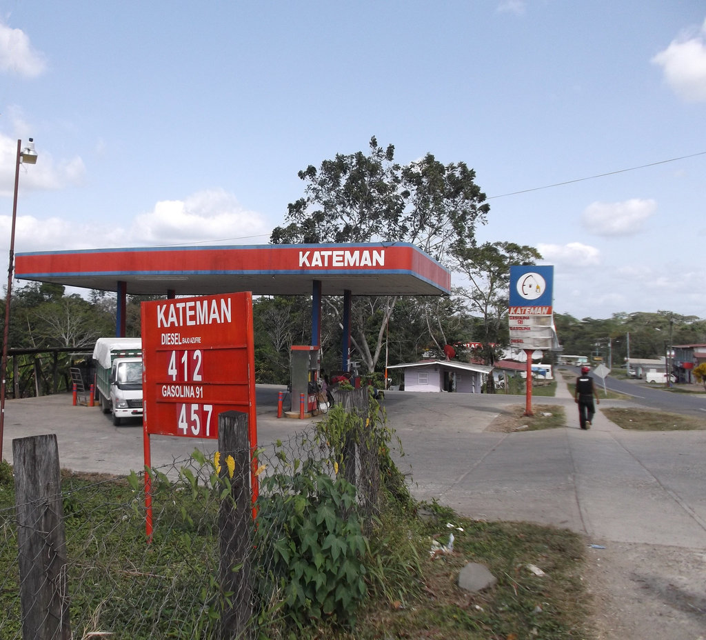 Station d'essence Kateman.