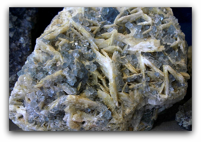 Fluorite bleue sur Barytine crêtée- La Barre