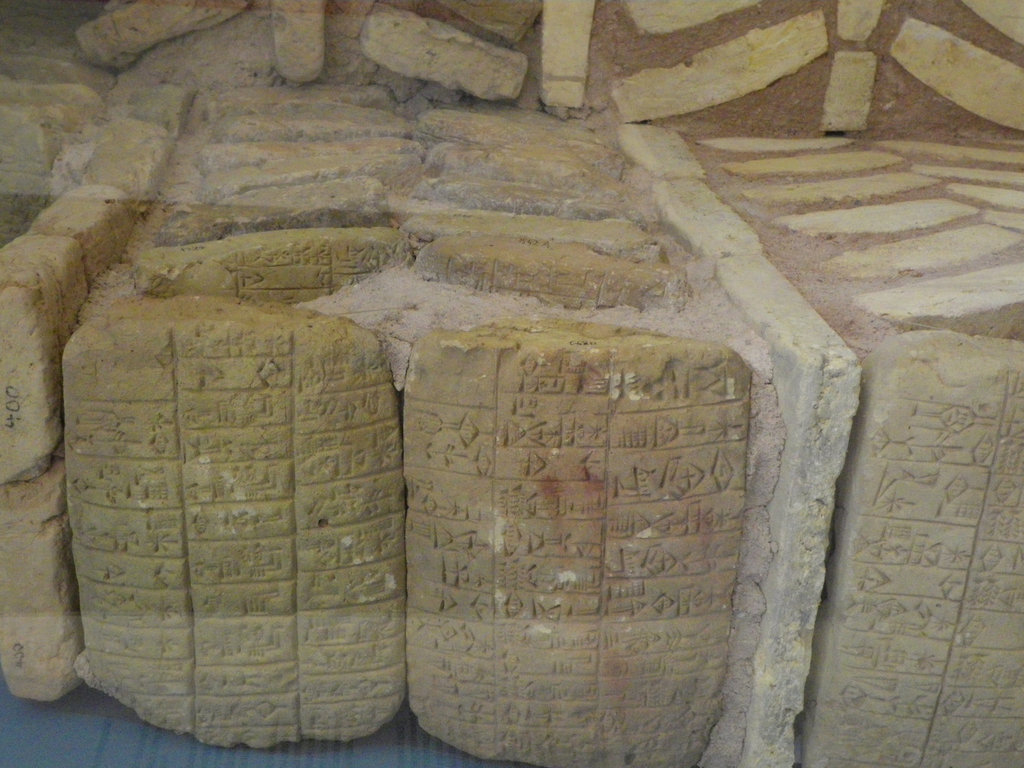 Mur avec des tablettes en cunéiforme.