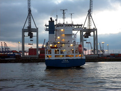 Feeder-Containerschiff  TINA bei der Drehung