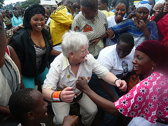 2011 en Burundo: virinoj dancas.