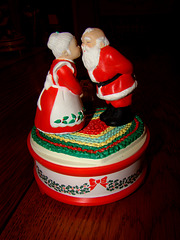 Santa kissing Mrs Claus music box
