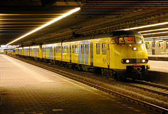 Night shot of Dutch train units 952, 470 and 955