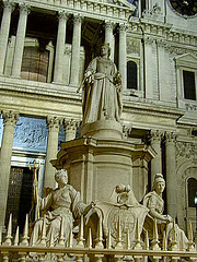 Queen Anne Monument - St Paul London