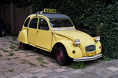 Car spotting: unusual taxi 1987 Citroën 2CV6 Club
