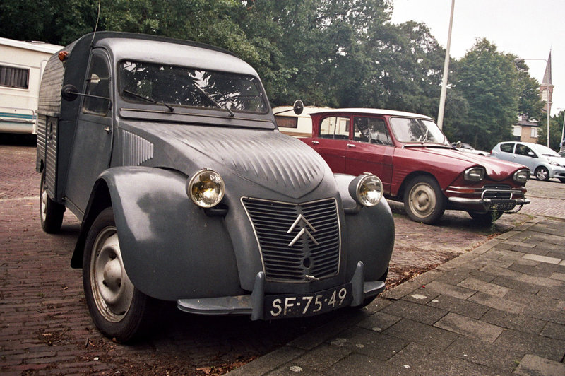 I discovered a small collection of old French cars: 1960 Citroën AZU & 1968 Citroën Ami 6