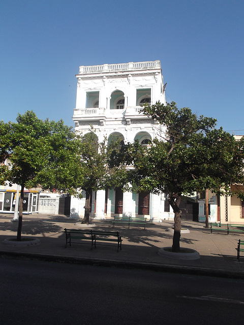 Architecture blanchâtre parmi les ombres cubaines / White gem building amongst cuban shadows.