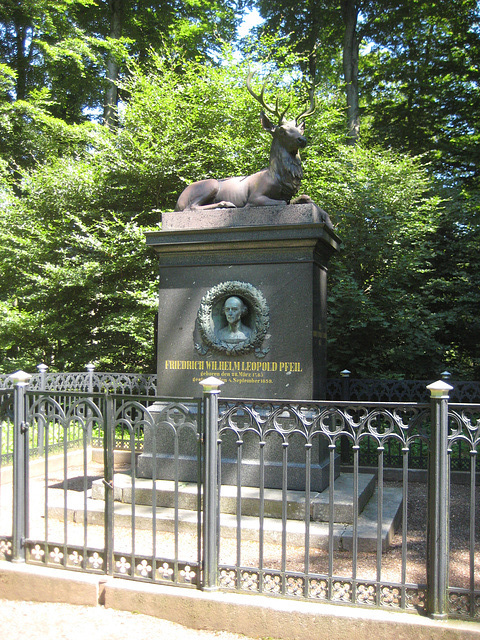 Denkmal auf dem Wanderweg nach Treseburg