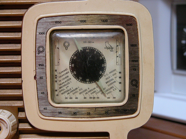 1955 Erres KY-550 clock radio - detail