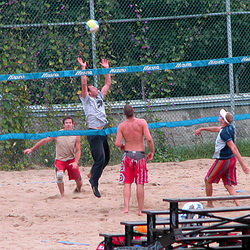 Volleybal: door twee ploegen van zes spelers, gespeeld balspel waarmee sommige mensen zich vermaken, bestaande in het heen en weer slaan van een bal over een net.