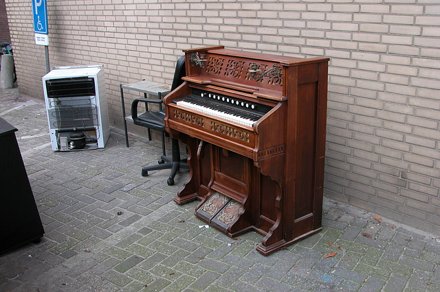 What people throw away after they buy an iPod: Mouse-proof harmonium of the Sterling Company, Derby, CT, USA