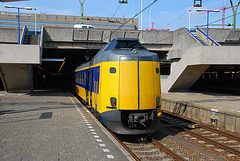 EMU 4072 poking out of The Hague Central Station
