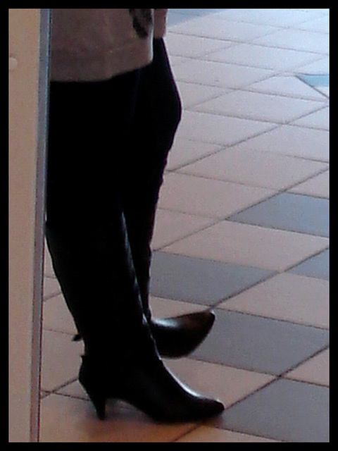 Pause traversier / Ferry break - Séduisante jeune Dame en bottes de cuir à talons hauts / Cute Lady in High-heeled boots - 25-10-2008.
