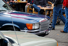 1972 Mercedes-Benz 450 SEL inspects some W123s