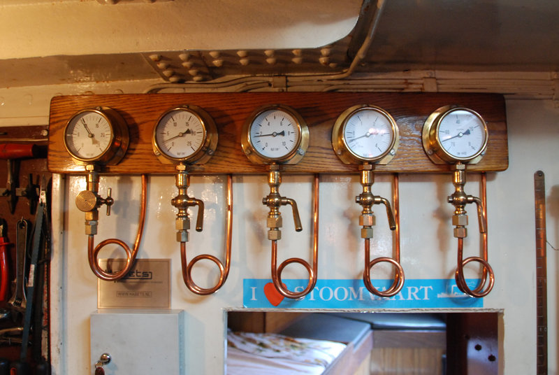 A trip with the steam tug Adelaar: pressure and vacuum gauges in the engine room