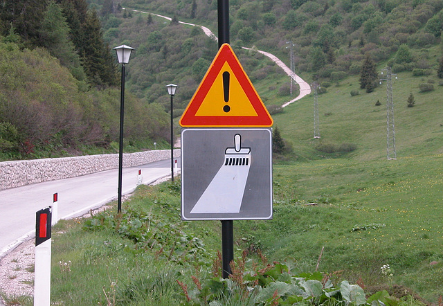 Holiday day 4: popular sign, usually meaning that there are no lines on the road