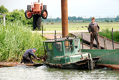 A trip with the steam tug Adelaar: repairing the small tug Janus