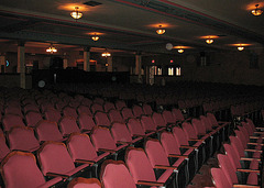 Linking a large room with chairs to a Classic theatre with chairs ..