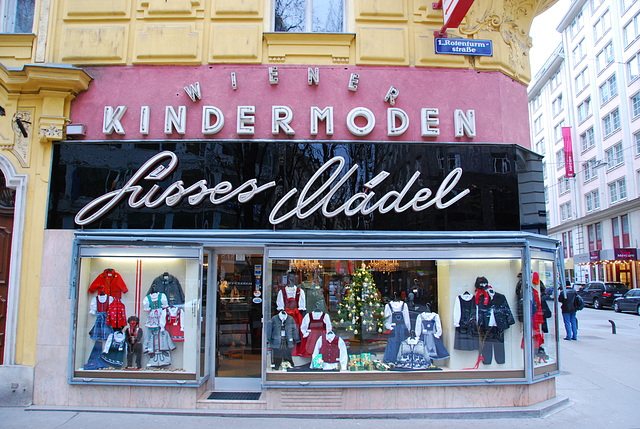 Viennese shop: Sweet girls