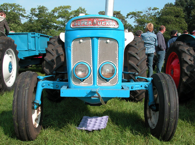Oldtimer Day Ruinerwold: Super Dextra tractor