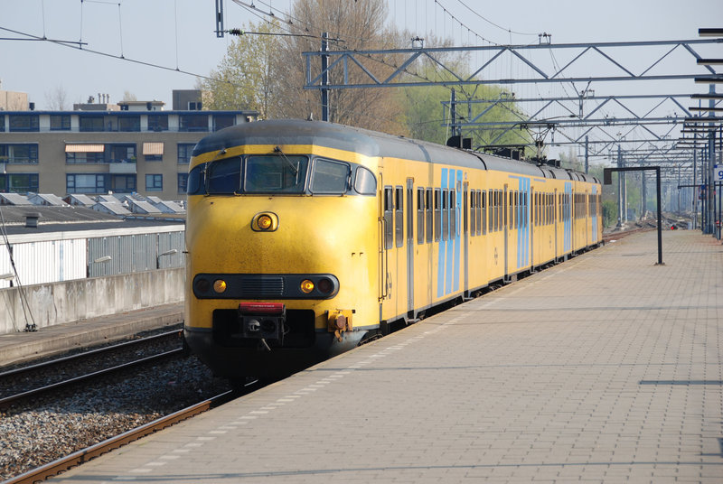 Train 507 arriving in Leiden