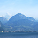 Riva am Nordende des Lago di Garda (links) und der Monte Brione, der zwischen Riva und Torbole liegt. ©UdoSm
