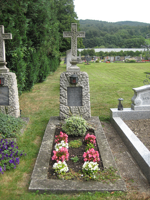 Klausen-Leopoldsdorf, altes Grab am Friedhof