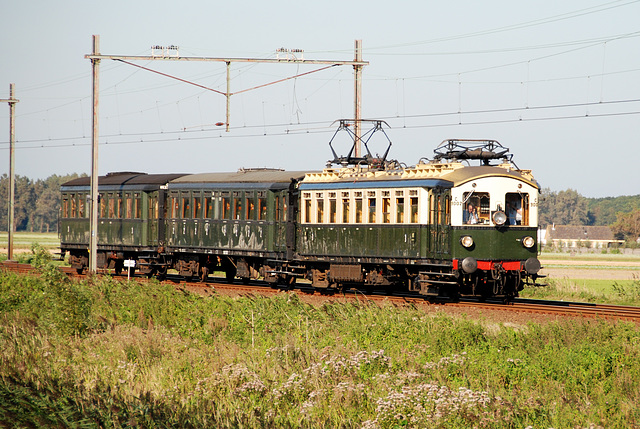 Celebration of the centenary of Haarlem Railway Station: EMU C9002 “Jaap” passing at Piet Gijzenbrug