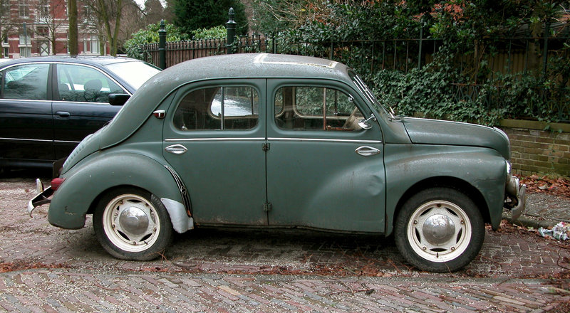 Side view of the 1953 Renault 4CV