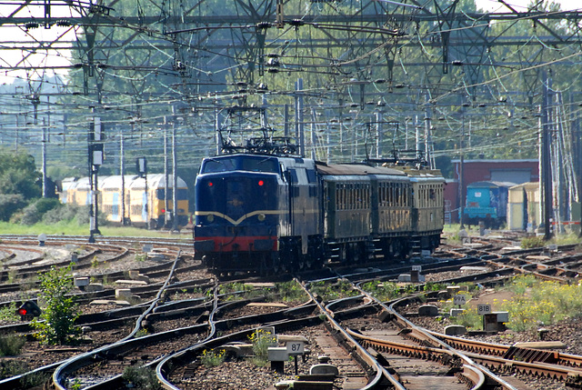 Celebration of the centenary of Haarlem Railway Station: Engine 1202 and C9002 "Jaap" leaving for Zandvoort